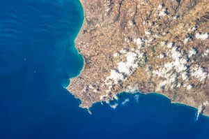 Two_seas_meet_at_the_extreme_south-eastern_point_of_Sicily_fullwidth